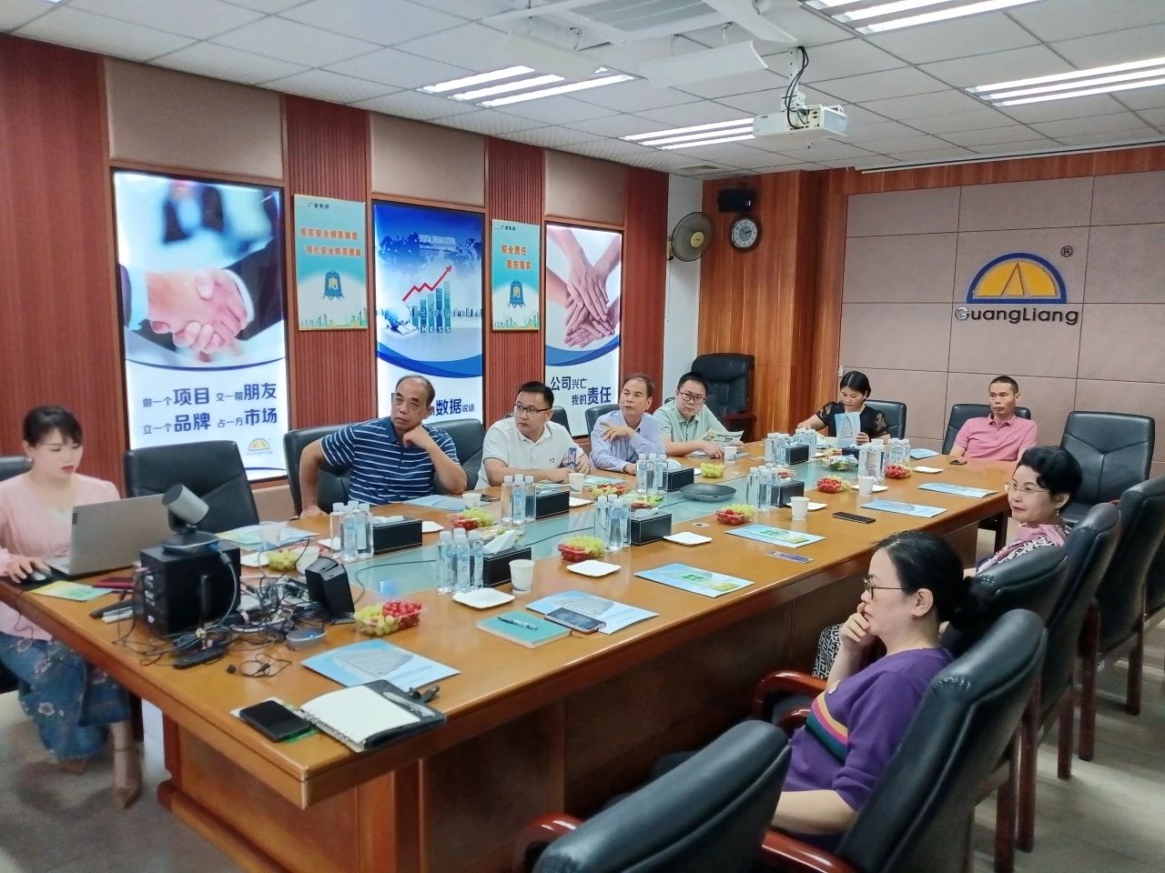 高州市根子镇政府党委及商会向导一行莅临js555888金沙老品牌集团交流座谈同营生长